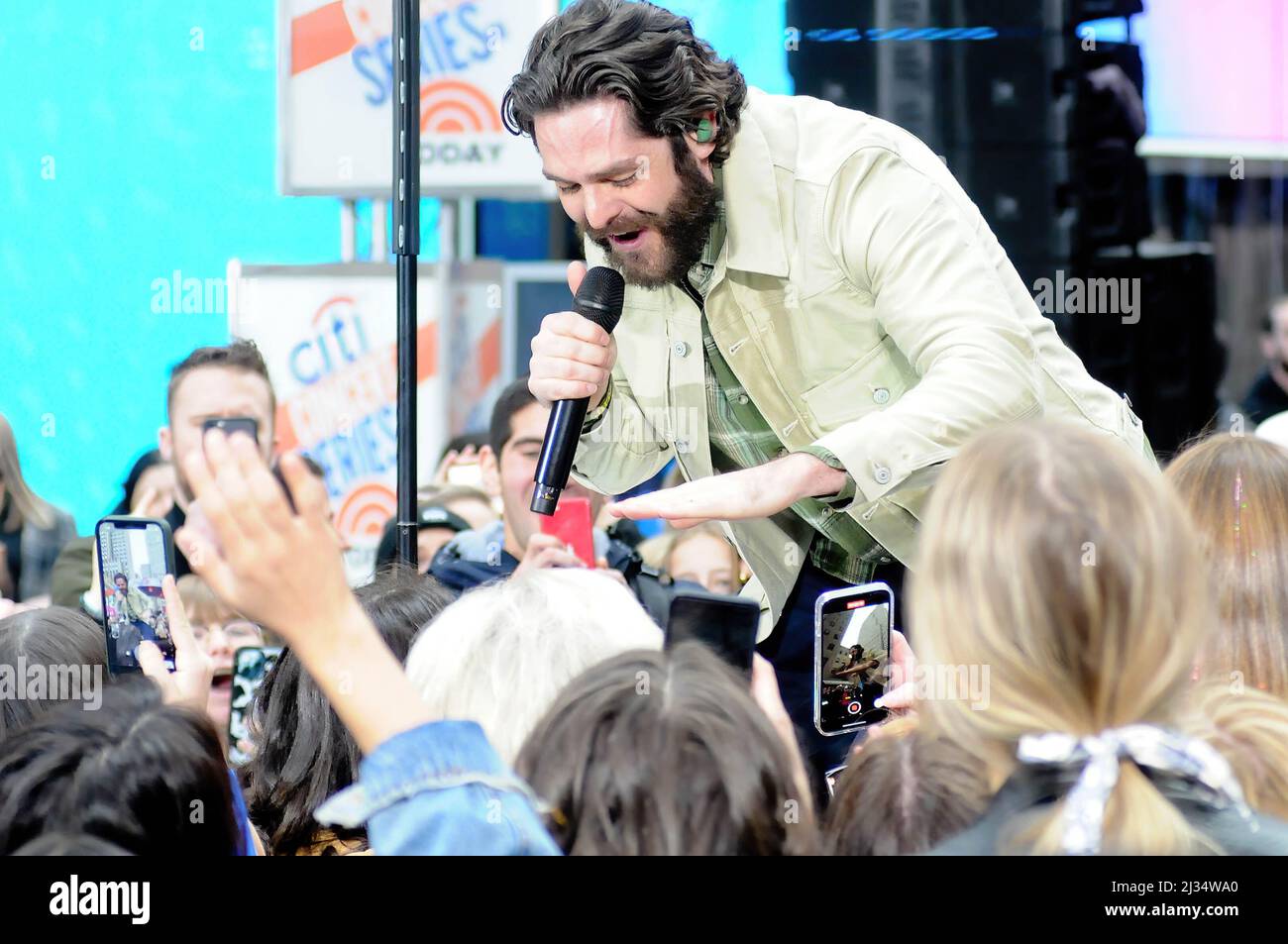 New York, Stati Uniti. 05th Apr 2022. Thomas Rhett, cantante e cantautore di musica country nominato da Grammy, si esibisce nello spettacolo 'Today' della NBC al Rockefeller Plaza di New York City. Credit: SOPA Images Limited/Alamy Live News Foto Stock