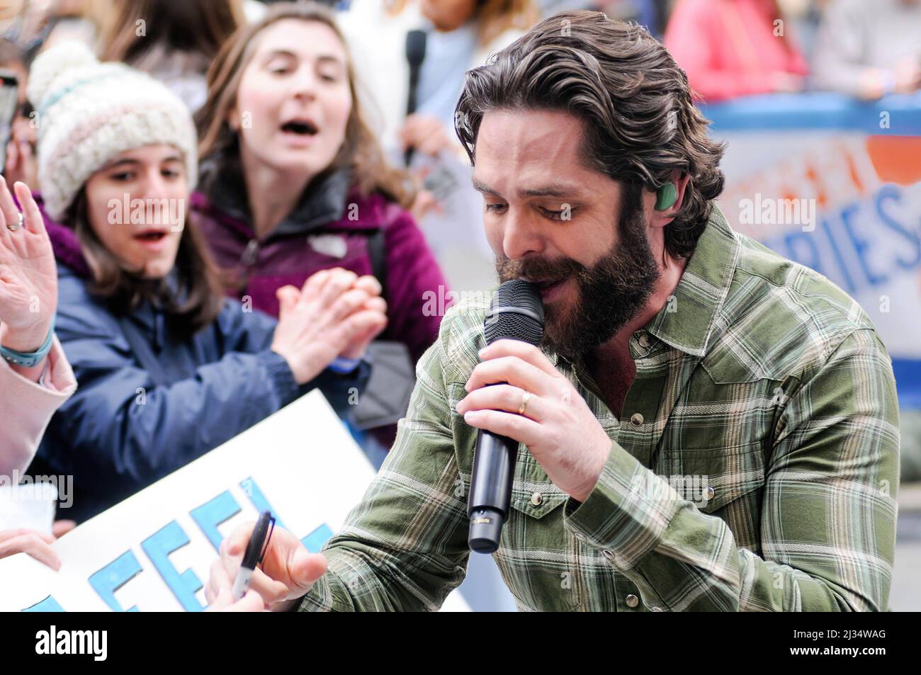 New York, Stati Uniti. 05th Apr 2022. Thomas Rhett, cantante e cantautore di musica country nominato da Grammy, si esibisce nello spettacolo 'Today' della NBC al Rockefeller Plaza di New York City. Credit: SOPA Images Limited/Alamy Live News Foto Stock