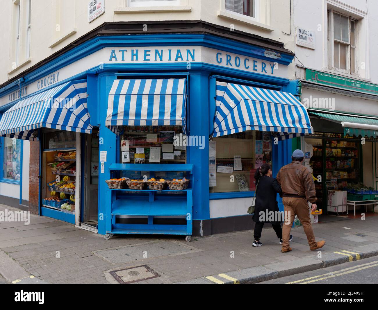 L'Athenian Grocery, un delicatessen greco sulla strada di Mosca nella zona di Bayswater con una facciata blu e bianca. Foto Stock