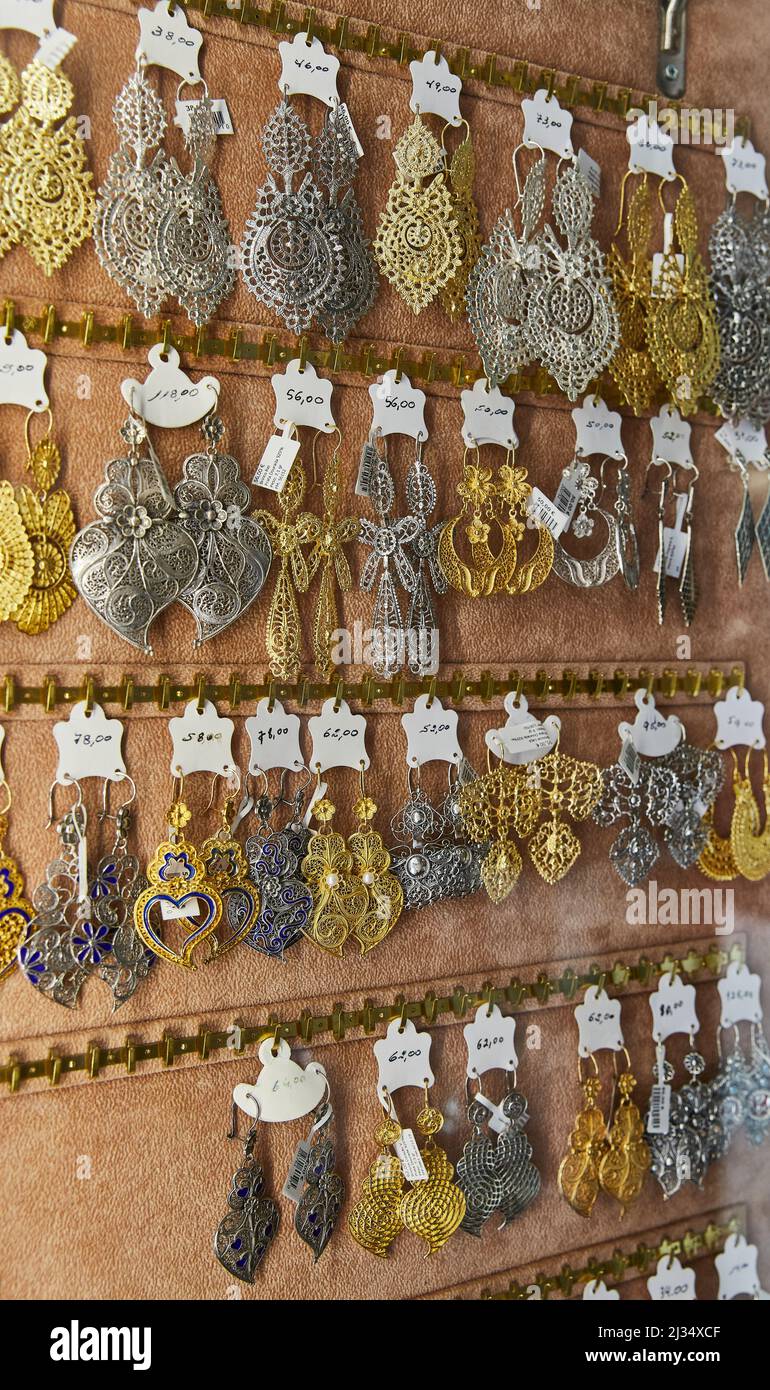 Orecchini tradizionali portoghesi in vendita sul mercato locale. Negozio di  gioielli Foto stock - Alamy