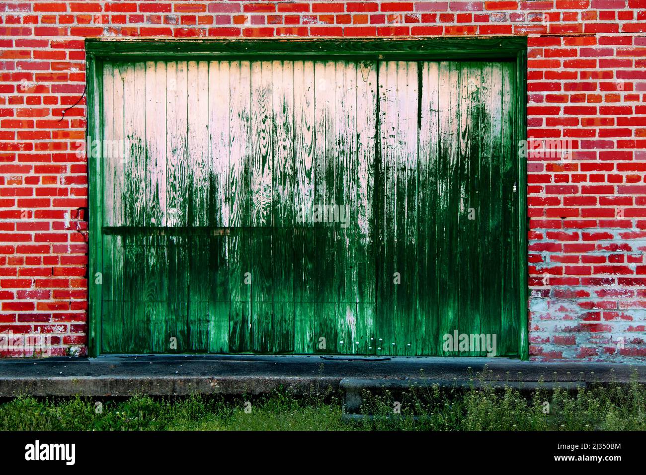 un vintage villaggio rosso mattone parete vicolo carico ricezione porte di consegna abbandonato edificio piccola città fabbrica Foto Stock