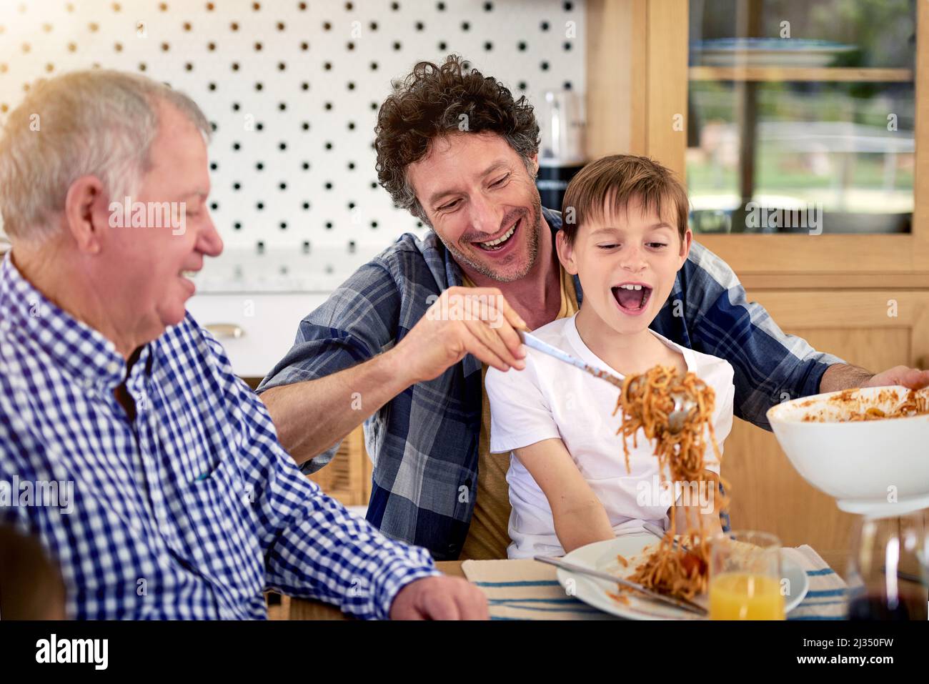 Sei sicuro che youre andare a mangiare tutto quello, papà. Shot di una famiglia multi generazionale godendo un pasto insieme a casa. Foto Stock