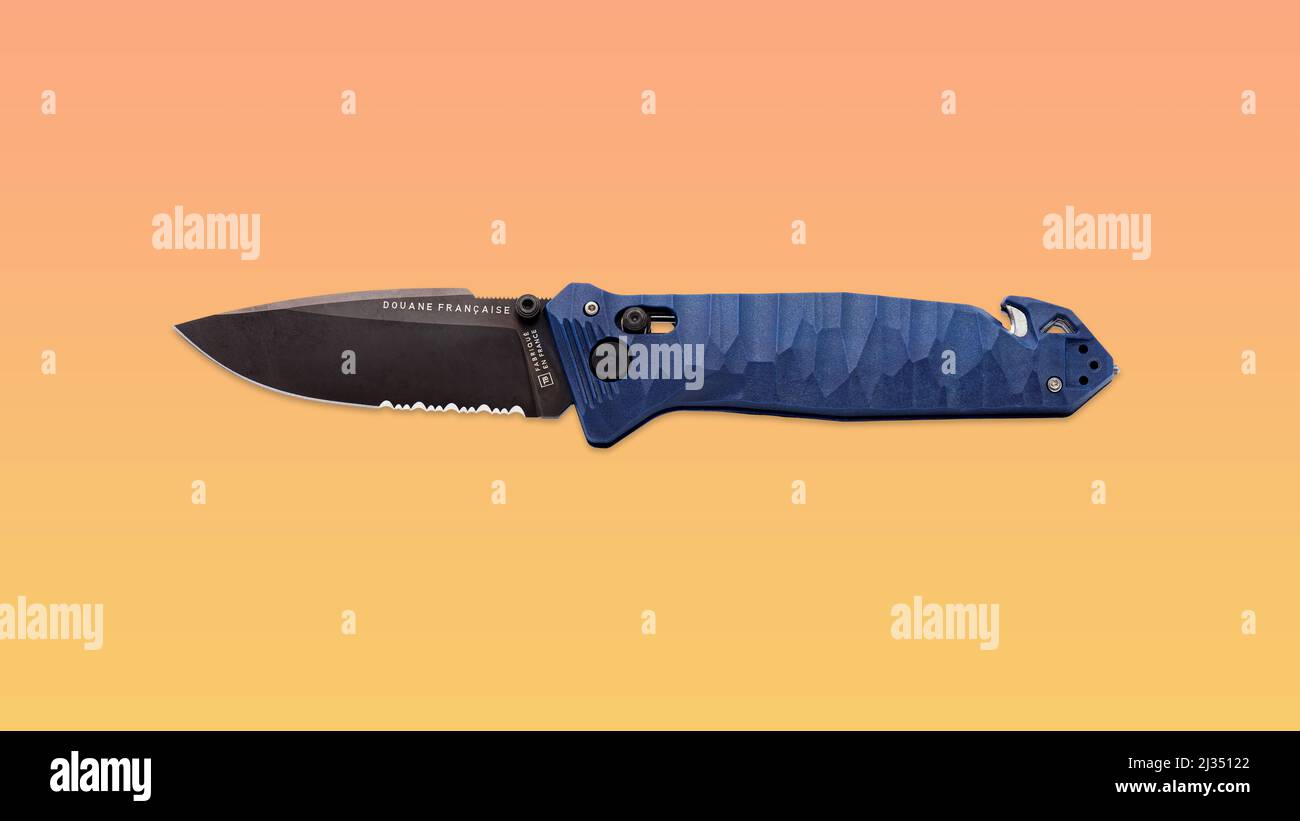 Coltello doganale francese ufficiale isolato su sfondo arancione. Foto Stock