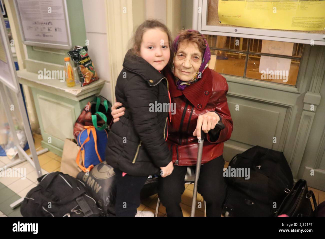 Przemysl, Polonia. 4th Apr 2022. Una nonna e sua nipote attendono oltre 8 ore alla stazione ferroviaria di Przemsyl, dopo un'alluvante corsa in treno di 12 ore attraverso il confine da Liviv, Ucraina, sfuggendo al terrore di Putin, solo per scoprire che sono state date informazioni errate da un volontario, e che il treno non sta arrivando. (Credit Image: © Amy Katz/ZUMA Press Wire) Foto Stock