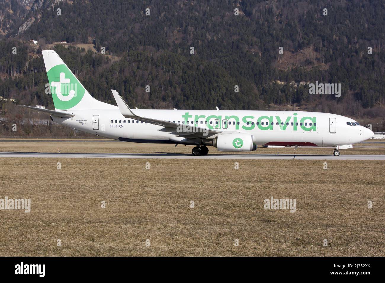 Un Boeing 737-800 della Transavia Airlines che tassò dopo l'atterraggio all'aeroporto di Innsbruck Kranebitten, trasportando alcuni vacanzieri olandesi verso le loro destinazioni sciistiche. Foto Stock