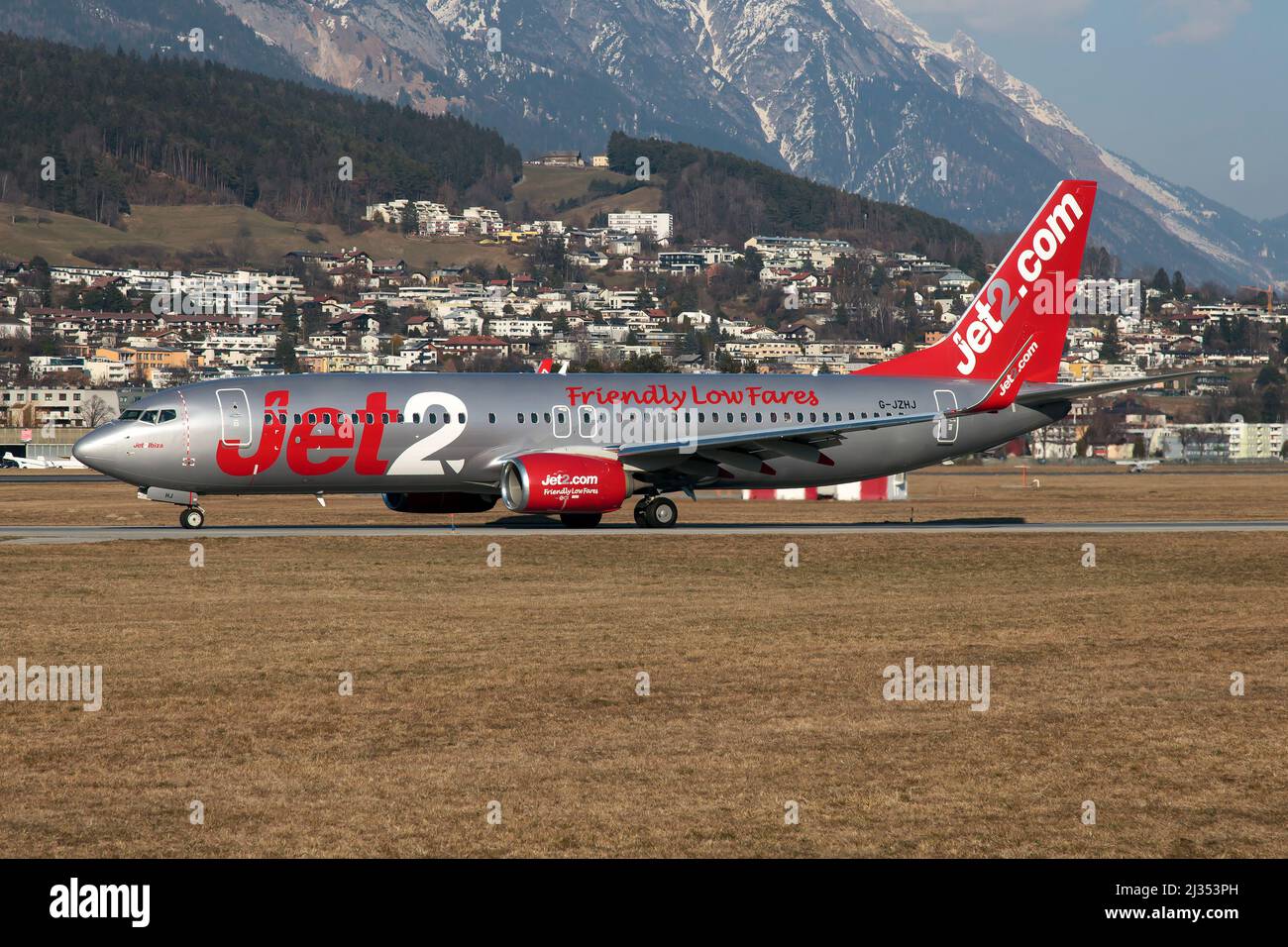 Innsbruck, Austria. 05th Mar 2022. Un Boeing 737-800 del Jet2.com che tassava per la partenza dall'aeroporto di Innsbruck Kranebitten, riportando alcuni turisti britannici a casa dalle loro vacanze sciistiche. (Foto di Fabrizio Gandolfo/SOPA Images/Sipa USA) Credit: Sipa USA/Alamy Live News Foto Stock