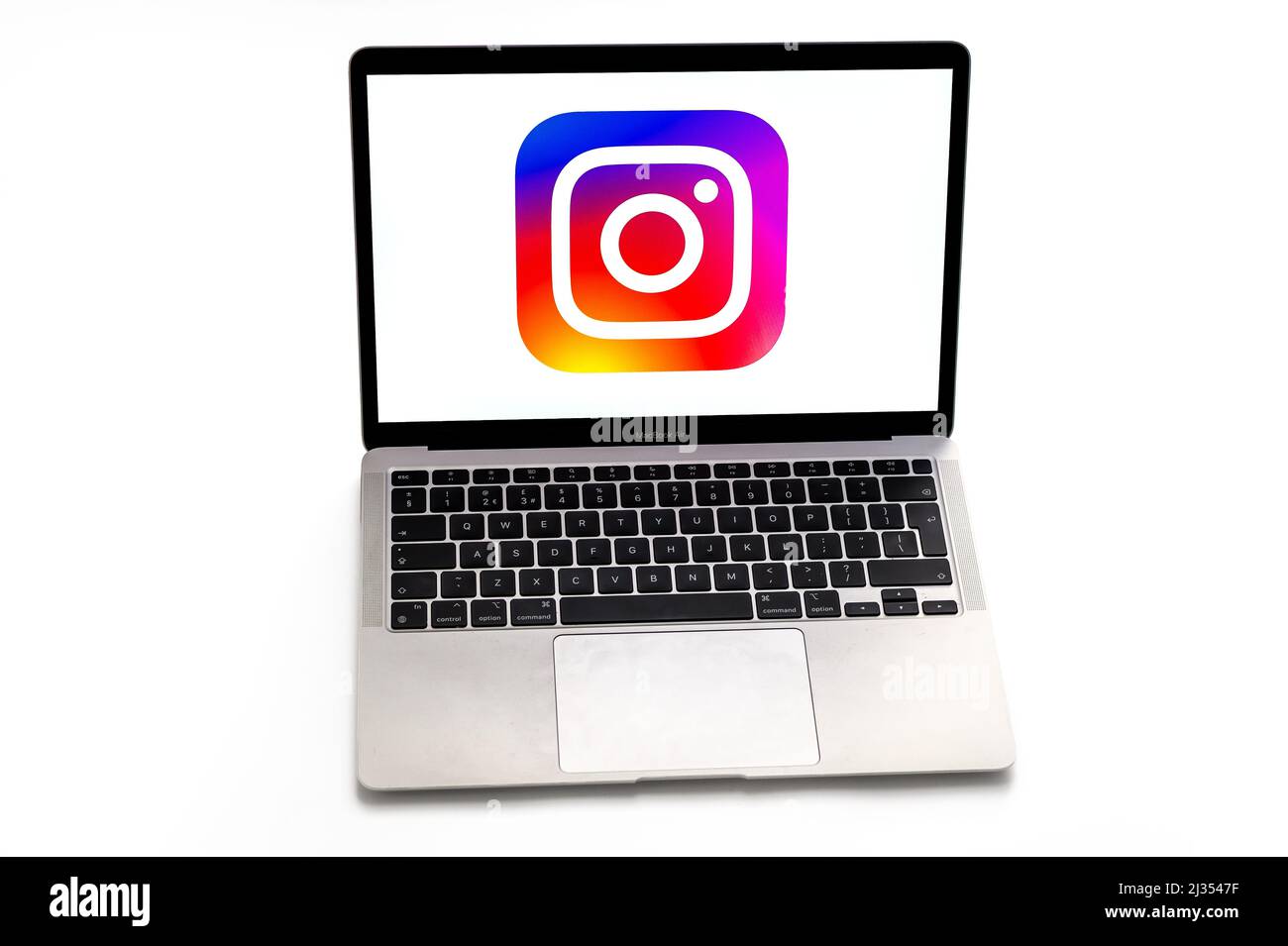 Logo Instagram visto sul laptop posizionato isolato su sfondo bianco. Concetto. Stafford, Regno Unito, 5 aprile 2022 Foto Stock
