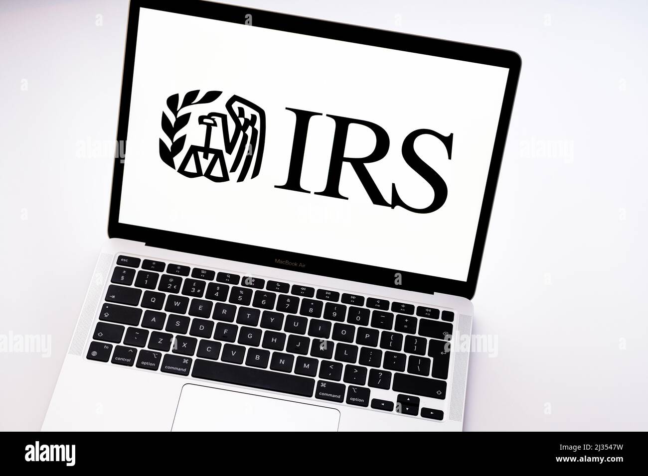 Logo IRS visualizzato sul laptop. Messa a fuoco selettiva. Concetto. Stafford, Regno Unito, 5 aprile 2022 Foto Stock