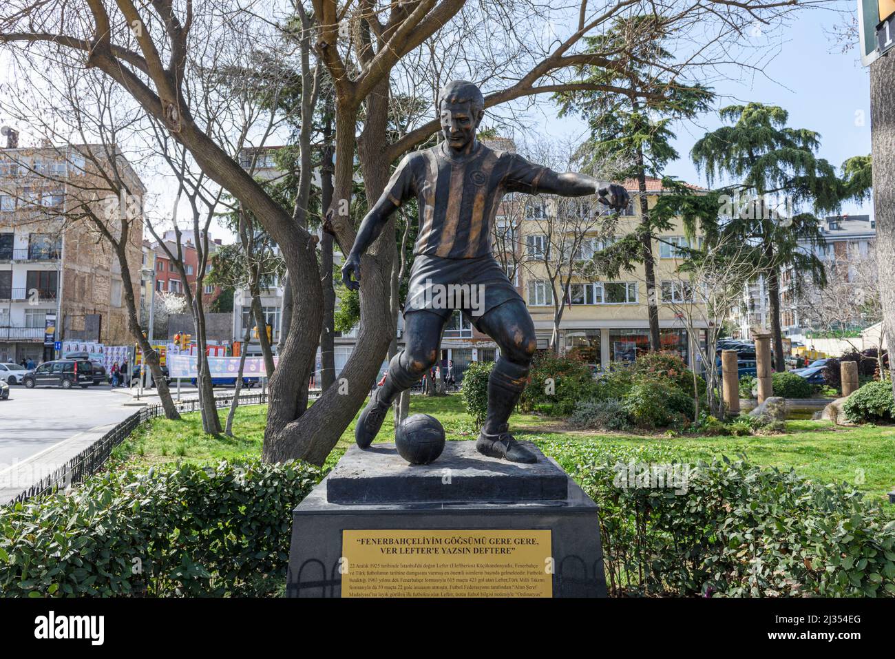 ISTANBUL, TURCHIA - 3 APRILE 2022: Numero 10 Legenda Fenerbahce capitano Lefter Kucukandonyanis Turchia Istanbul Kadikoy Fenerbahce tifosi ben-gradito dal Foto Stock