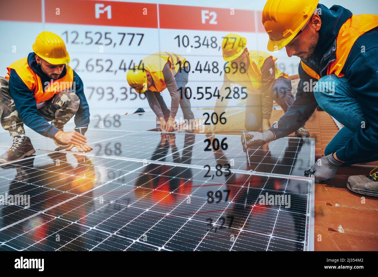 Gli operai assemblano il sistema di energia con il pannello solare per l'elettricità Foto Stock