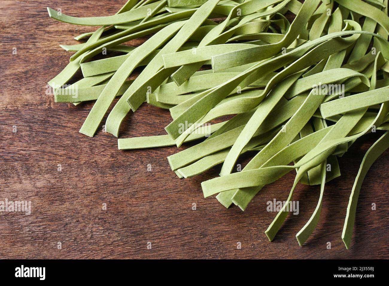 Pasta artigianale a base di verdure (spinaci, lenticchie, quinoa, broccoli). Foto Stock