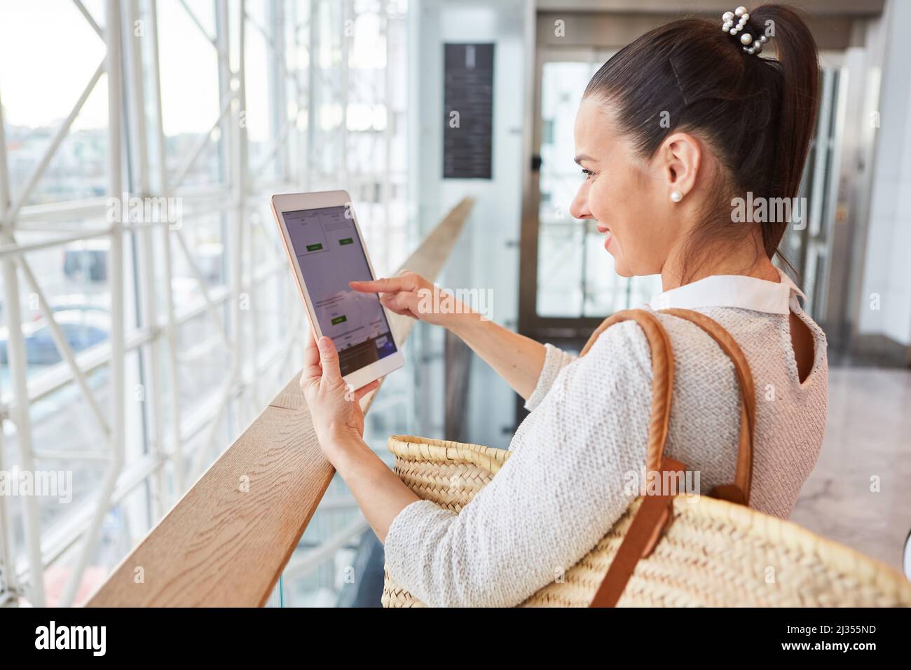 La giovane donna come blogger o cliente con tablet PC fa il confronto dei prezzi quando acquisti online Foto Stock