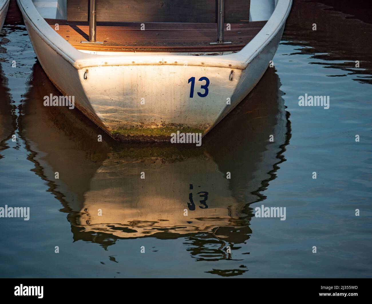 Barche a remi al palcoscenico d'atterraggio al sole della sera Foto Stock