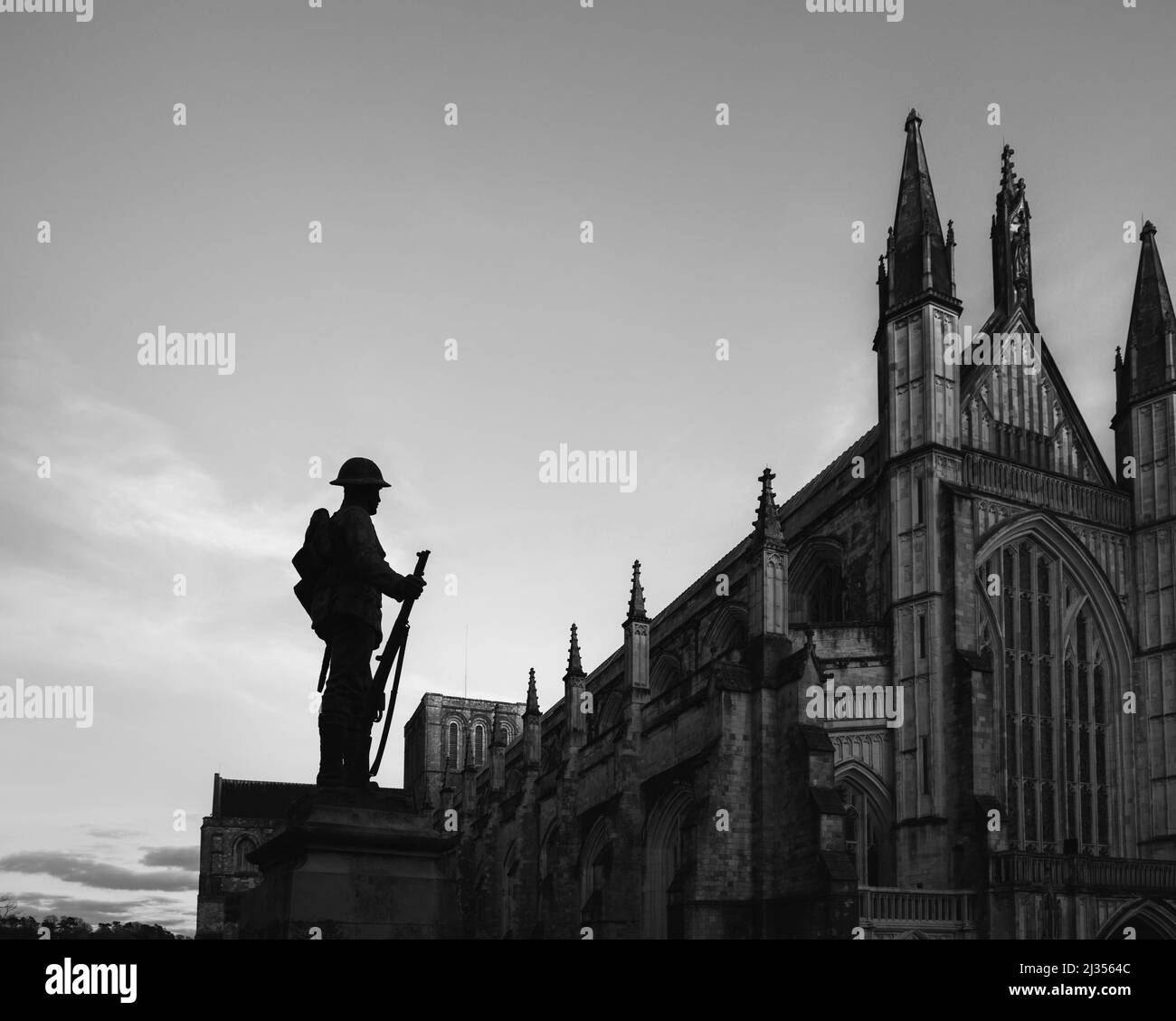 Monumento commemorativo statua di bronzo di un fucile del corpo reale del Re di Rifle by Winchester Cathedral Close, Winchester, Hampshire Foto Stock