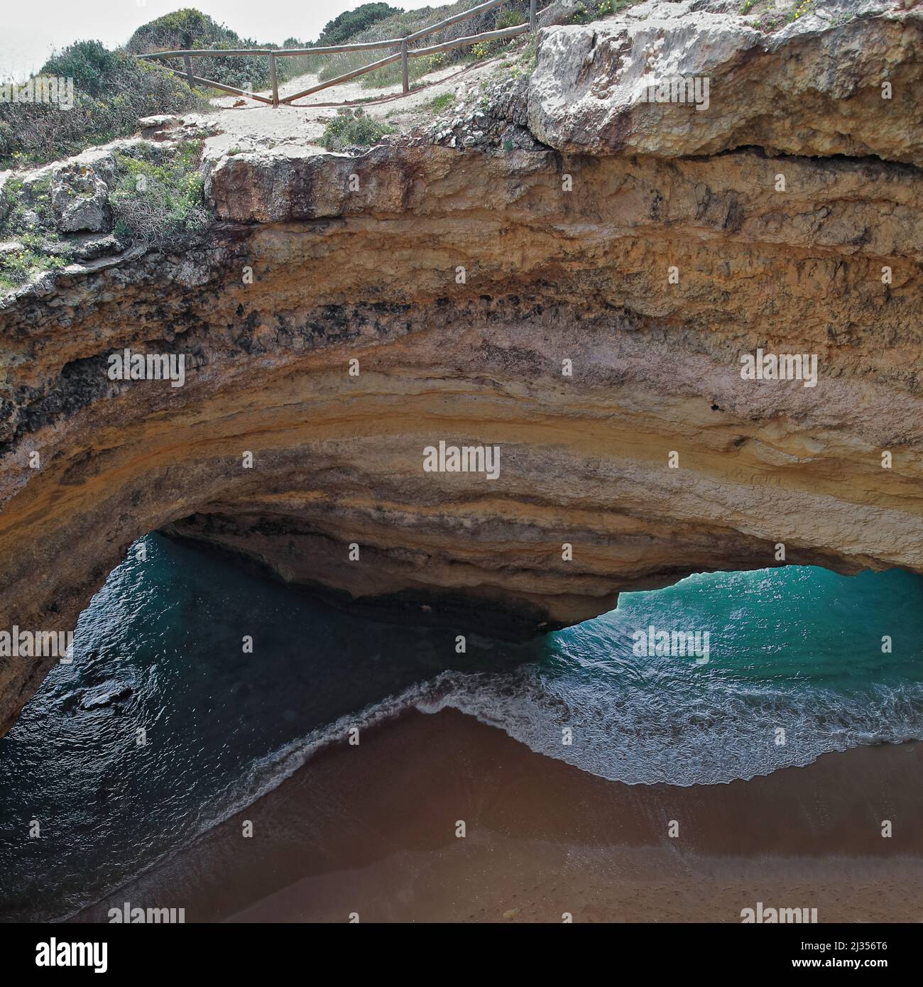 Algar de Benagil Sea Cave-protezione recinzione in legno sulla parte superiore. Algarve-Portogallo-187 Foto Stock