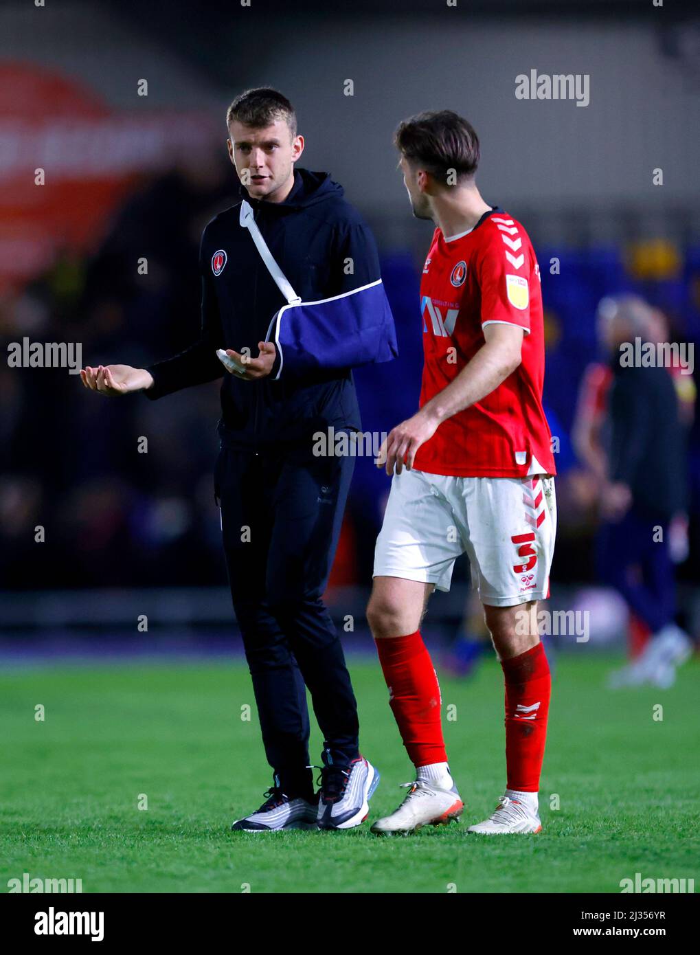 Sam Lavelle di Charlton Athletic (a sinistra) indossa un'imbracatura sul braccio mentre parla con ben Purrington alla fine della partita della Sky Bet League One al Cherry Red Records Stadium di Londra. Data foto: Martedì 5 aprile 2022. Foto Stock