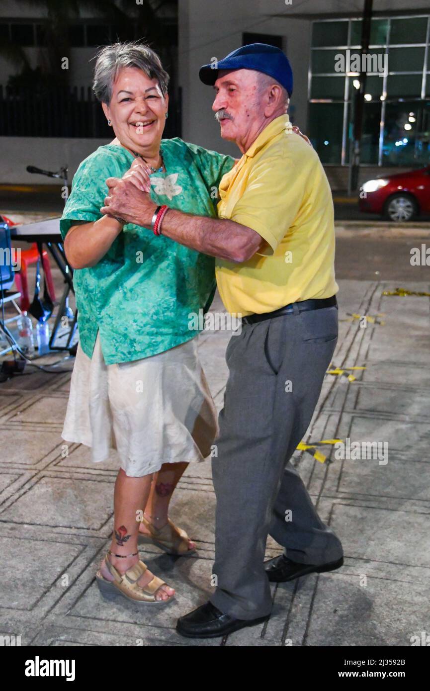 La coppia più anziana balla per strada, Merida Mexico Foto Stock