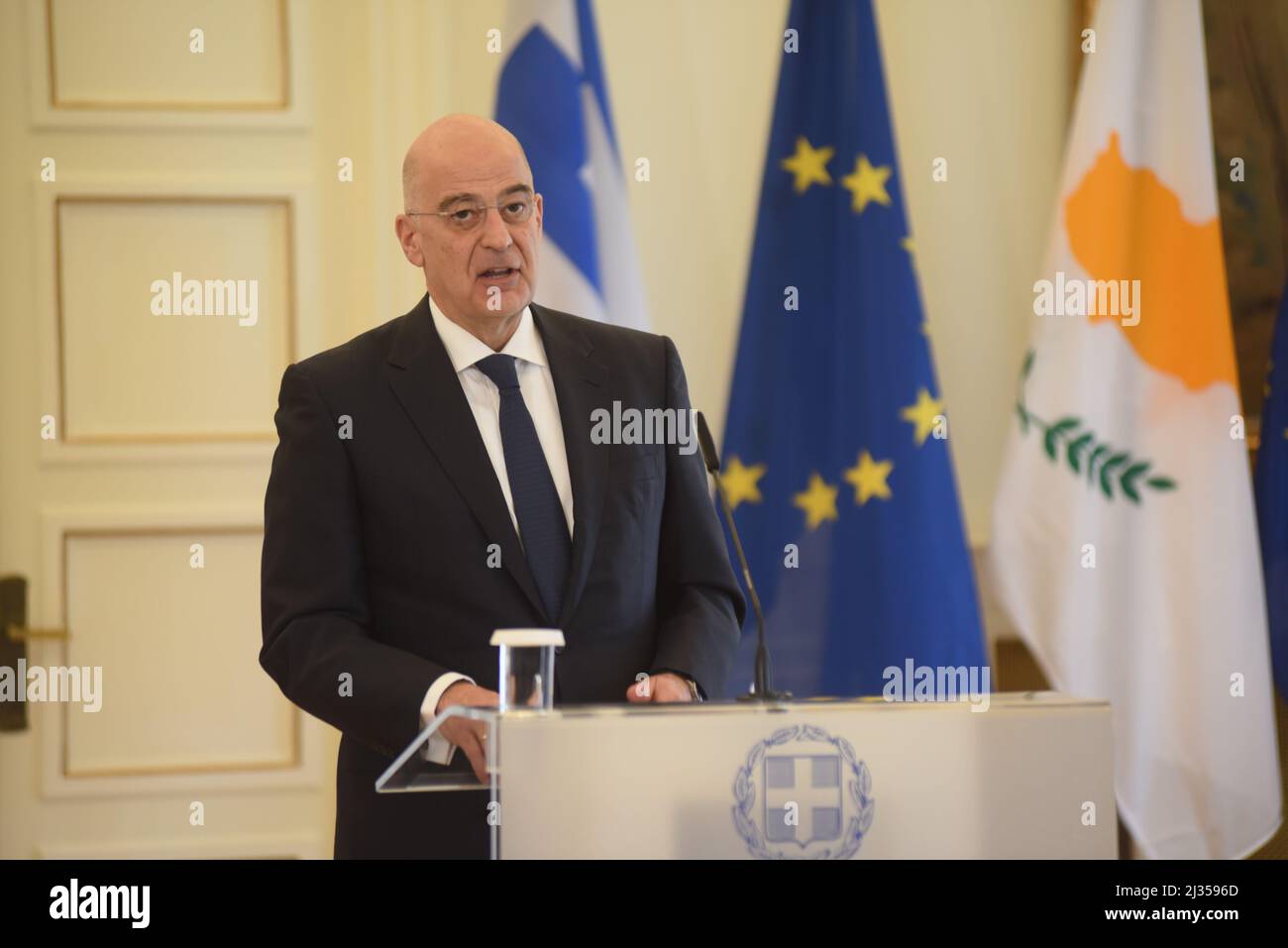 Atene, Attiki, Grecia. 5th Apr 2022. Ministro degli Affari Esteri greco Nikos Dendias durante le dichiarazioni. (Credit Image: © Dimitrios Karvountzis/Pacific Press via ZUMA Press Wire) Foto Stock