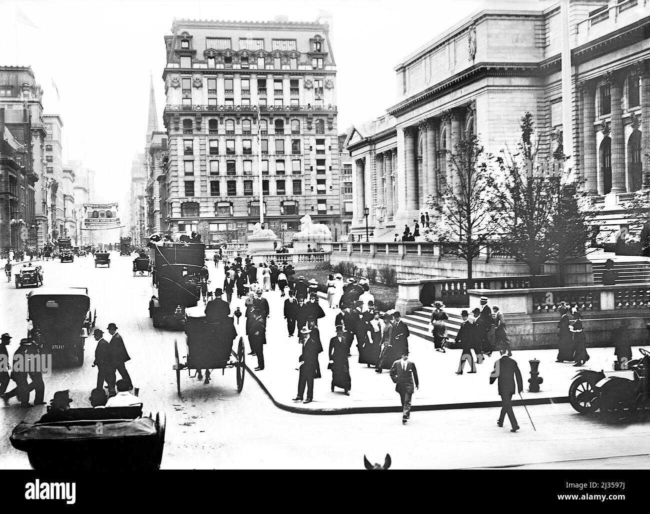 Fifth Avenue e New York Public Library a Forty-Second Street, New York City, New York, USA, Detroit Publishing Company, 1908 Foto Stock