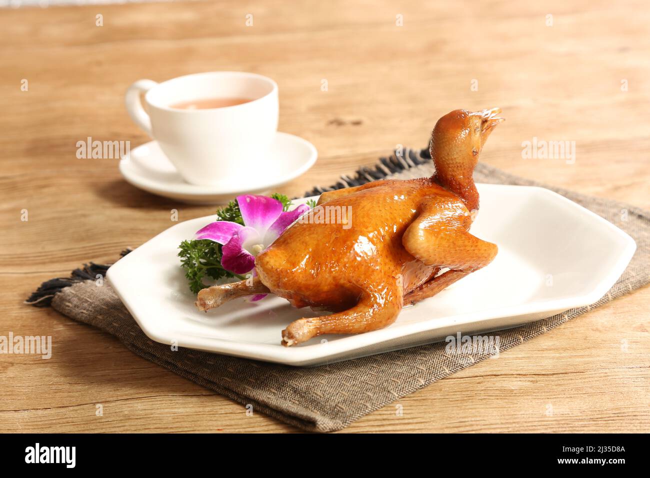 Tradizionale scovolo o piccione alla griglia cantonese in un piatto isolato su sfondo grigio vista laterale del cibo di Hong kong Foto Stock