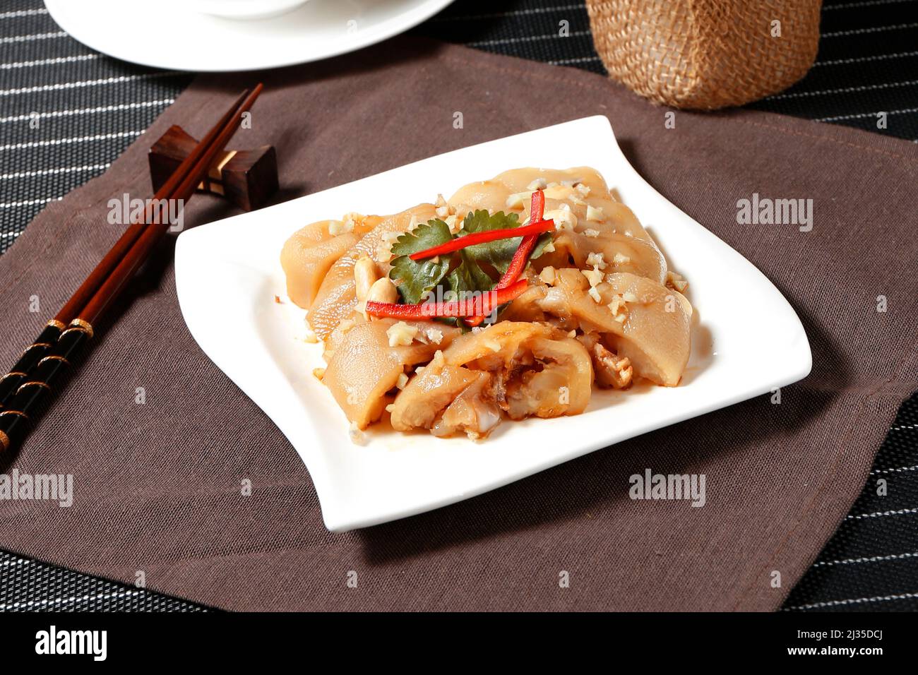 Sand Ginger Pork Knuckle in un piatto isolato su sfondo grigio vista laterale del cibo di Hong kong Foto Stock