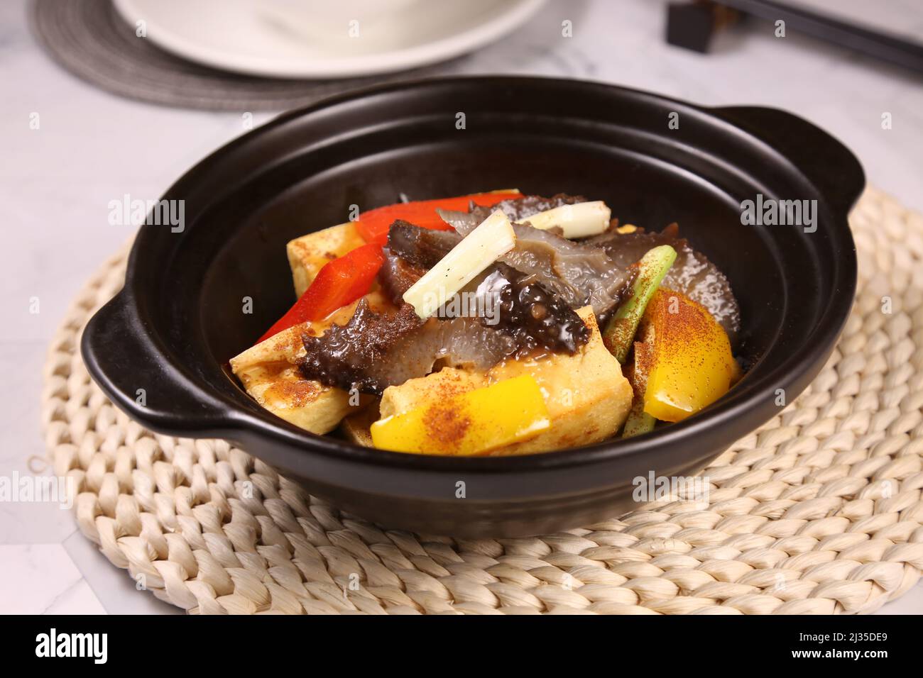 Gamberi Roe Ginseng tofu in un piatto isolato su sfondo grigio vista laterale del cibo di Hong kong Foto Stock