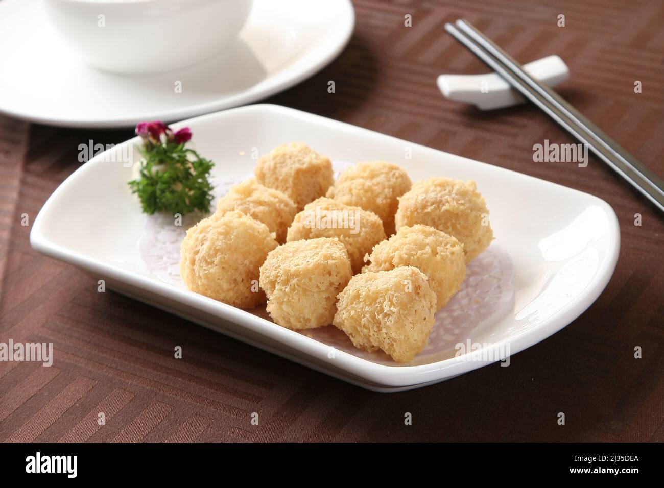 Tofu croccante scivoloso in un piatto isolato su sfondo grigio vista laterale del cibo di Hong kong Foto Stock