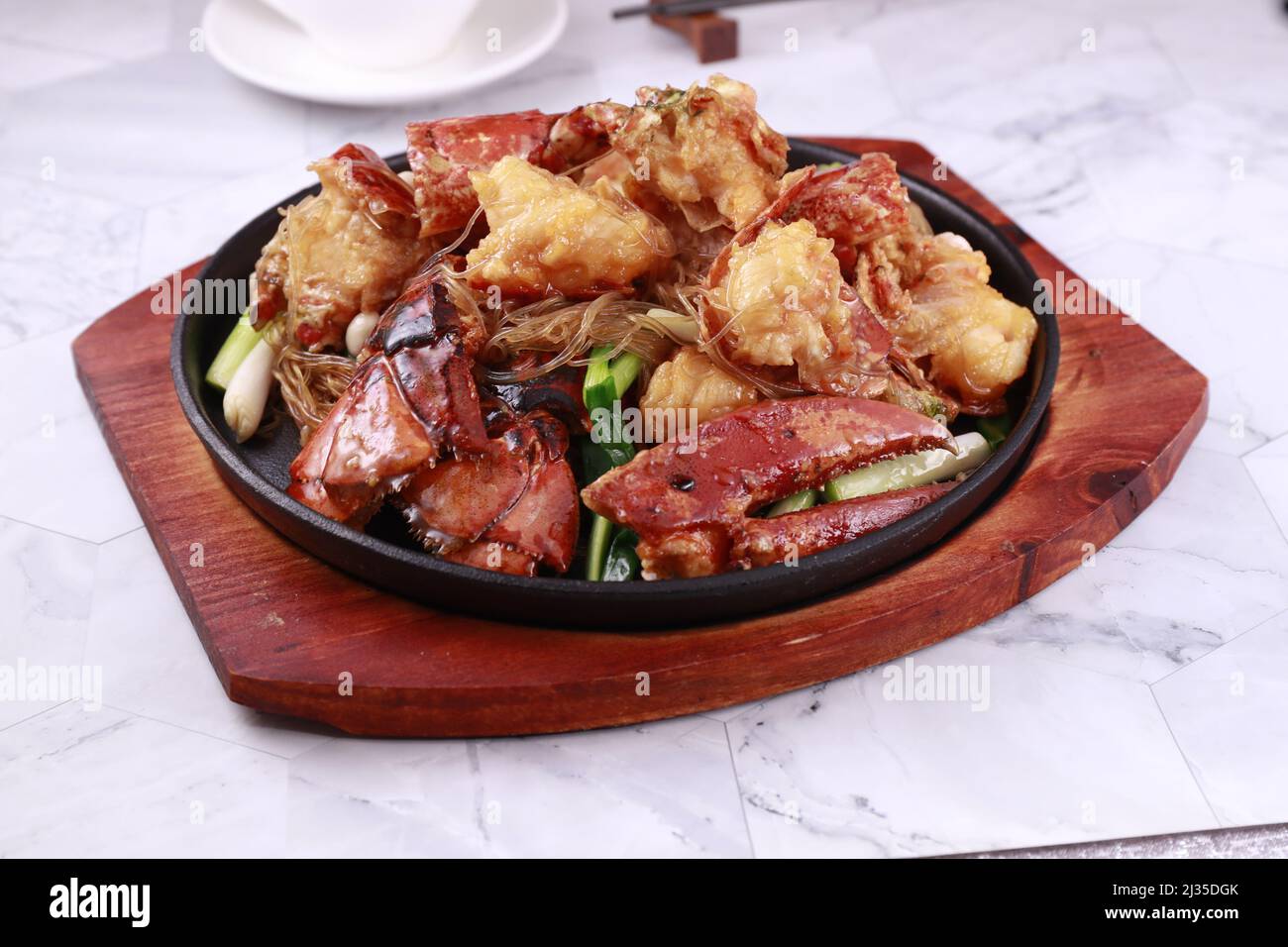Sfrigolante aragosta Vermicelli in un piatto isolato su tavola di legno vista laterale su sfondo grigio Hong kong frutti di mare Foto Stock