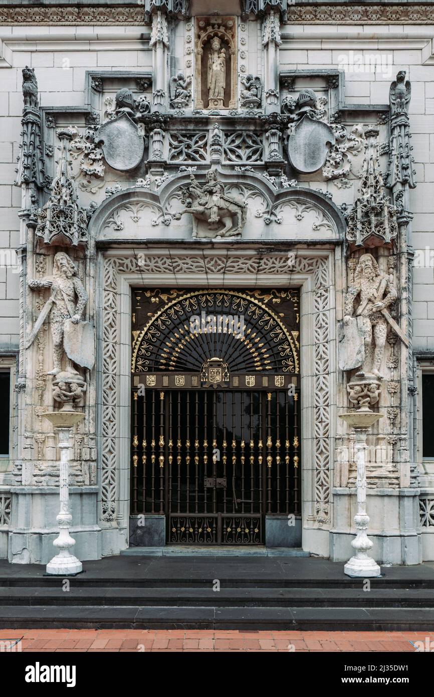 Il cancello chiuso del Castello Hearst a San Simeon, California Foto Stock