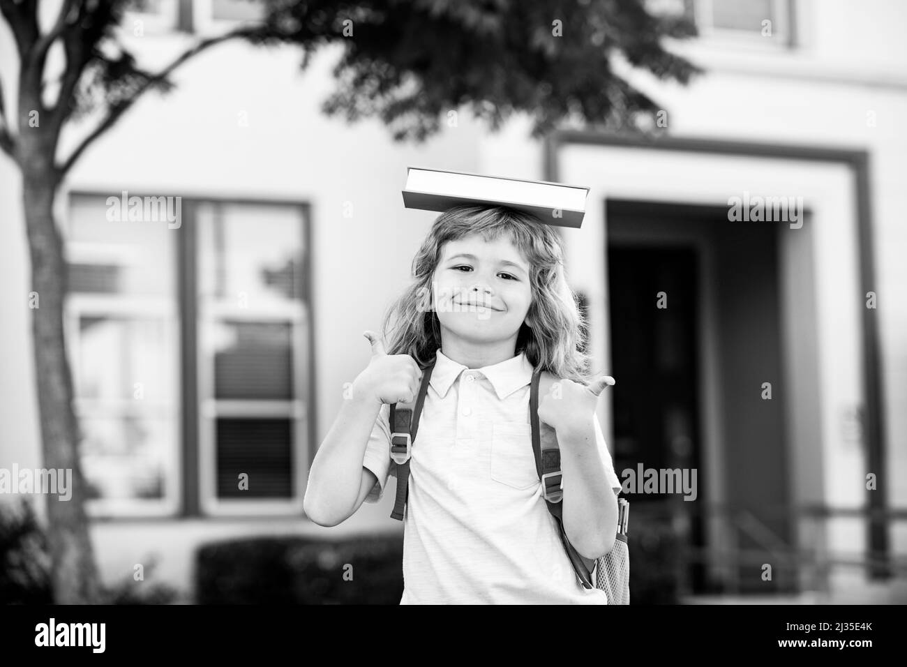 Ritorno a scuola. Carino bambina con zaino andare a scuola con divertimento. Foto Stock