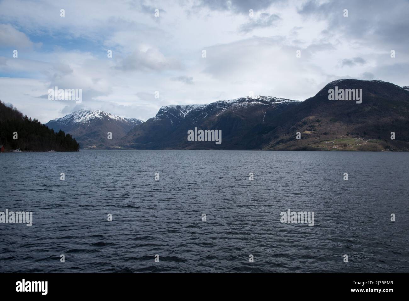 Il Lusterfjord è un ramo di 42 chilometri dal Sognefjord, il wihch è il fiordo più grande e profondo della Norvegia nella contea di Vestland. Foto Stock