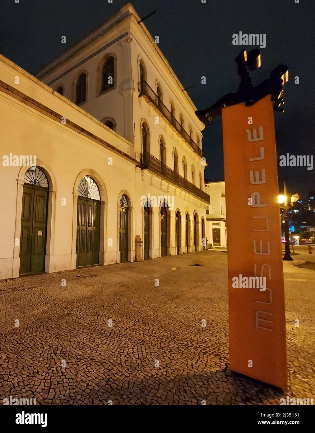 Santos, San Paolo, Brasile. 5th Apr 2022. (INT) il Museo delle Pele, a Santos, è sottoposto a rivitalizzazione e rimarrà chiuso per 3 mesi. 4 aprile 2022, Santos, San Paolo, Brasile: Facciata del Museo di Pele, dedicata alla carriera di Edson Arantes do Nascimento, situato a Santos, sulla costa di San Paolo, il Martedì (5). Lo spazio sarà chiuso per circa tre mesi per lavori di manutenzione e di ammodernamento. I lavori costeranno R$ 750 mila e dovrebbero essere completati prima delle vacanze scolastiche di luglio. (Credit Image: © Luigi Bongiovanni/TheNEWS2 via ZUMA Press Wire) Foto Stock