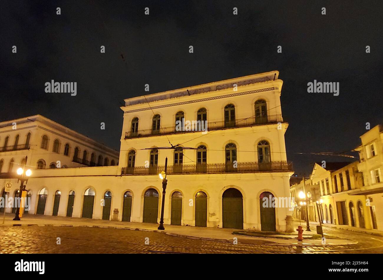 Santos, San Paolo, Brasile. 5th Apr 2022. (INT) il Museo delle Pele, a Santos, è sottoposto a rivitalizzazione e rimarrà chiuso per 3 mesi. 4 aprile 2022, Santos, San Paolo, Brasile: Facciata del Museo di Pele, dedicata alla carriera di Edson Arantes do Nascimento, situato a Santos, sulla costa di San Paolo, il Martedì (5). Lo spazio sarà chiuso per circa tre mesi per lavori di manutenzione e di ammodernamento. I lavori costeranno R$ 750 mila e dovrebbero essere completati prima delle vacanze scolastiche di luglio. (Credit Image: © Luigi Bongiovanni/TheNEWS2 via ZUMA Press Wire) Foto Stock