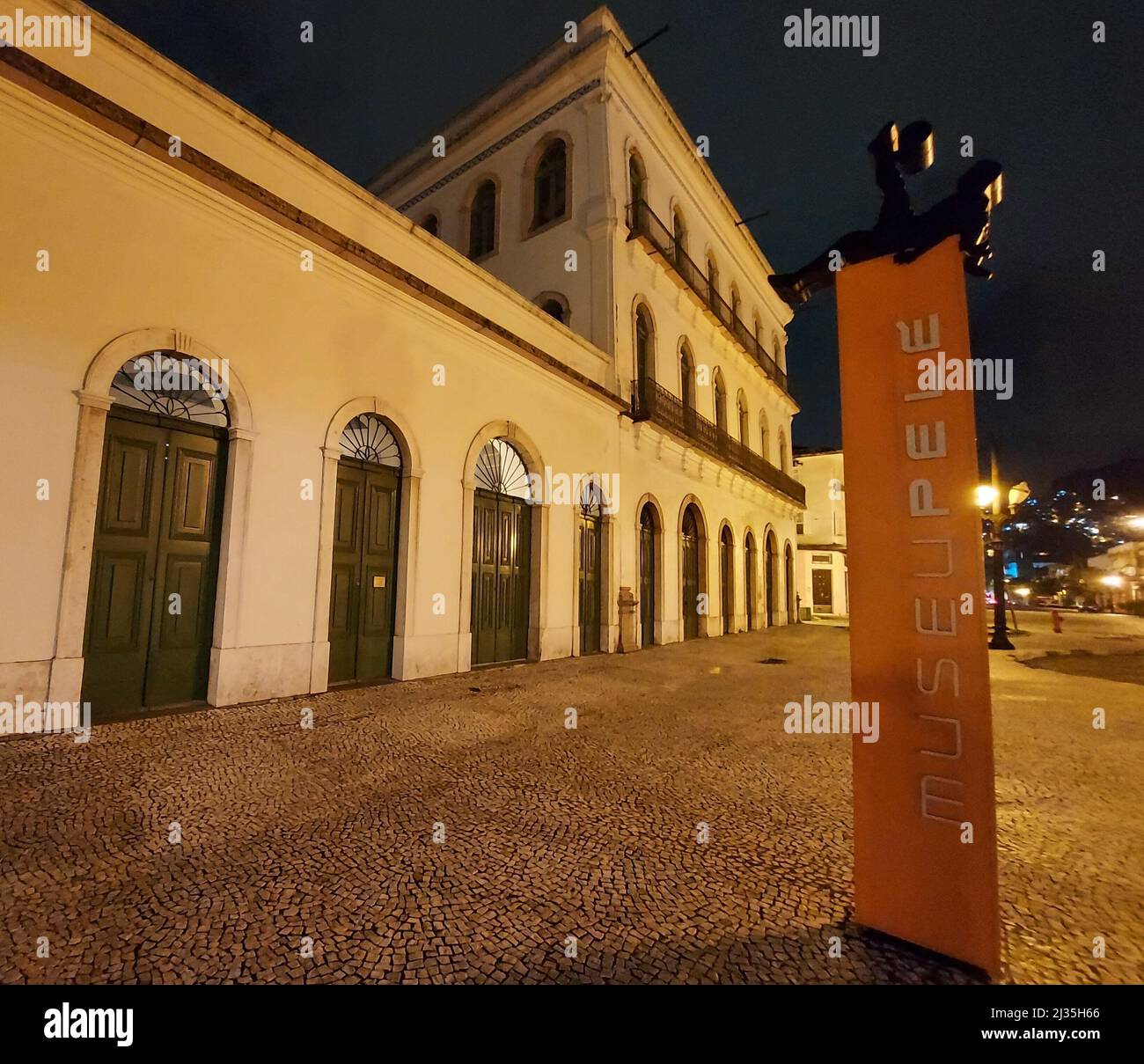 Santos, San Paolo, Brasile. 5th Apr 2022. (INT) il Museo delle Pele, a Santos, è sottoposto a rivitalizzazione e rimarrà chiuso per 3 mesi. 4 aprile 2022, Santos, San Paolo, Brasile: Facciata del Museo di Pele, dedicata alla carriera di Edson Arantes do Nascimento, situato a Santos, sulla costa di San Paolo, il Martedì (5). Lo spazio sarà chiuso per circa tre mesi per lavori di manutenzione e di ammodernamento. I lavori costeranno R$ 750 mila e dovrebbero essere completati prima delle vacanze scolastiche di luglio. (Credit Image: © Luigi Bongiovanni/TheNEWS2 via ZUMA Press Wire) Foto Stock