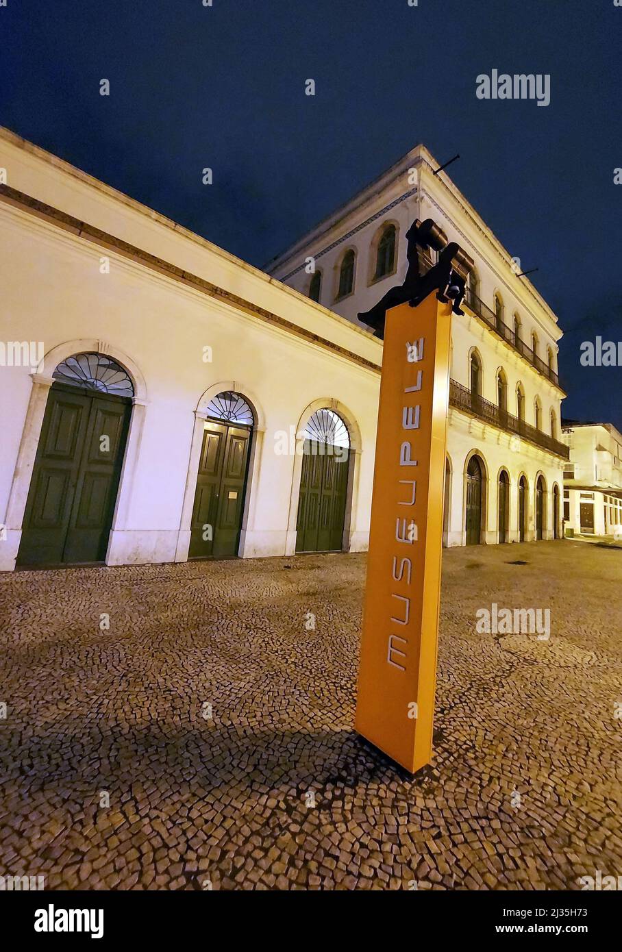 Santos, San Paolo, Brasile. 5th Apr 2022. (INT) il Museo delle Pele, a Santos, è sottoposto a rivitalizzazione e rimarrà chiuso per 3 mesi. 4 aprile 2022, Santos, San Paolo, Brasile: Facciata del Museo di Pele, dedicata alla carriera di Edson Arantes do Nascimento, situato a Santos, sulla costa di San Paolo, il Martedì (5). Lo spazio sarà chiuso per circa tre mesi per lavori di manutenzione e di ammodernamento. I lavori costeranno R$ 750 mila e dovrebbero essere completati prima delle vacanze scolastiche di luglio. (Credit Image: © Luigi Bongiovanni/TheNEWS2 via ZUMA Press Wire) Foto Stock