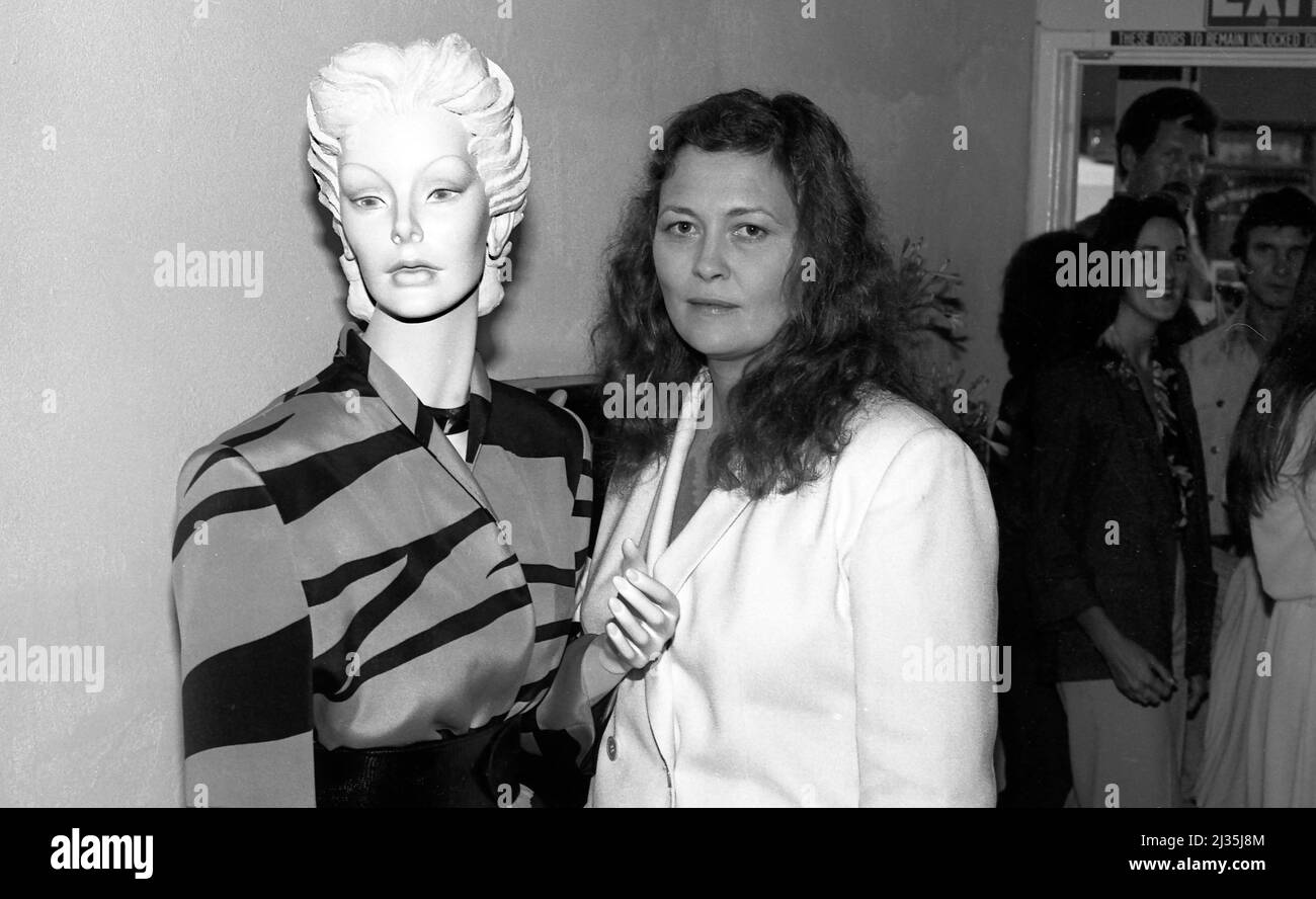 Faye Dunaway con manichino all'apertura della sua boutique Dunaway o'Neill a Santa Monica, CA, 1979 Foto Stock