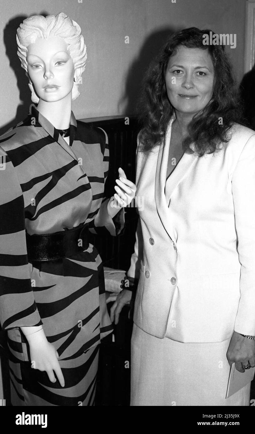 Faye Dunaway con manichino all'apertura della sua boutique Dunaway o'Neill a Santa Monica, CA, 1979 Foto Stock
