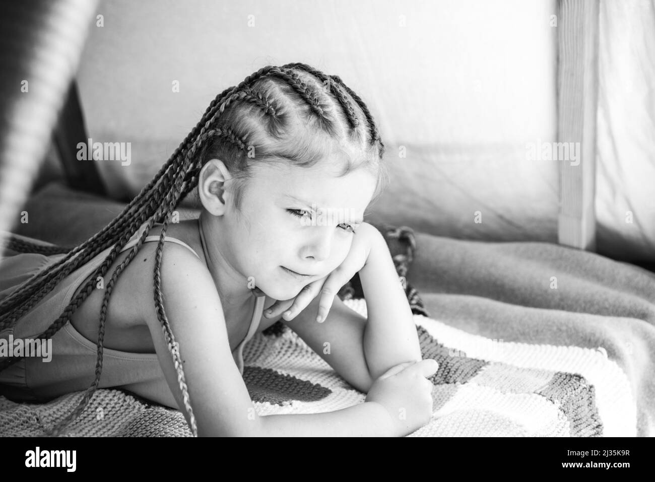 Ragazzo annoiato in tenda. Bambini che giocano all'aperto al campeggio. I bambini si accamparono fuori. Foto Stock