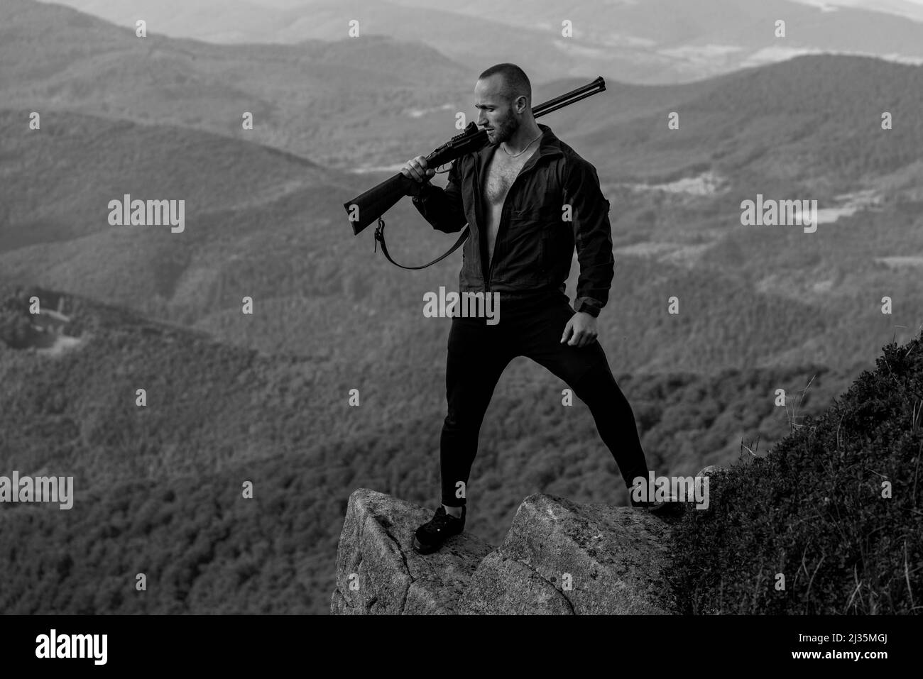 Vista collimazione. Uomo con pistola. Hunter uomo. Cacciatore su gioco grande o piccolo gioco. Cacciatore con pistola da caccia. Calibri di fucili da caccia. Caccia alla fauna selvatica. Foto Stock