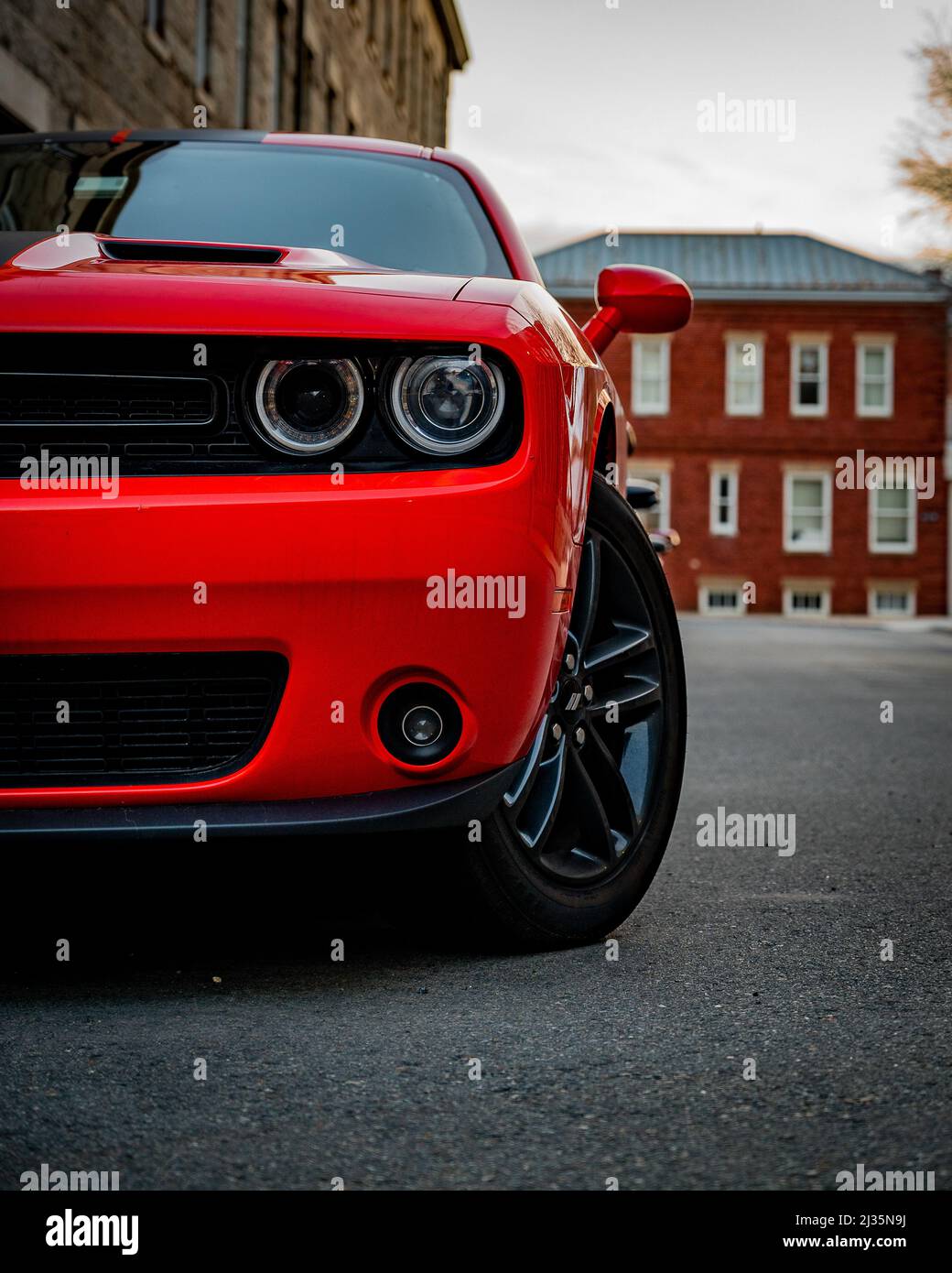 Dodge Challenger parcheggiato in strada Foto Stock