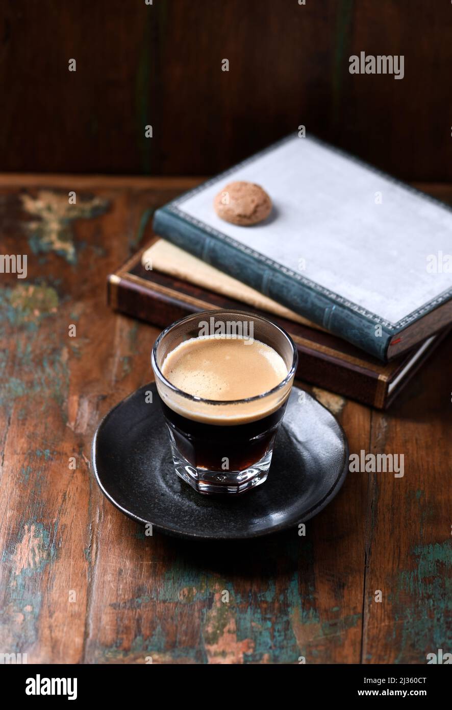 Caffè in tazza di vetro su sfondo rustico in legno. Spazio di copia Foto  stock - Alamy