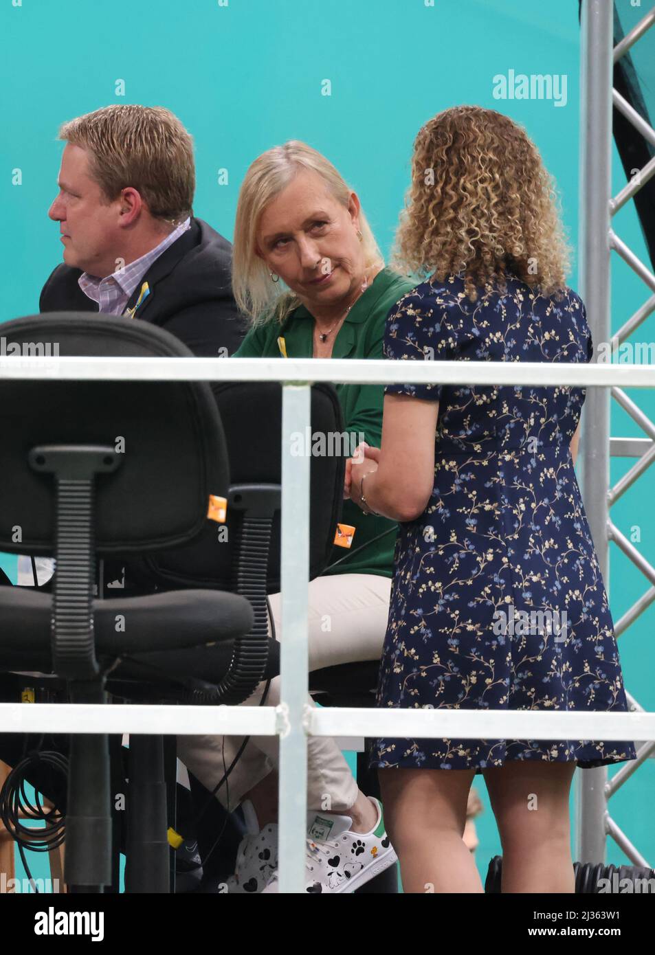 MIAMI GARDENS, FLORIDA - APRILE 03: La leggenda del tennis Martina Navratilova e Debbie Wasserman Schultz, membro del Partito democratico, E l'ex presidente del Democratic National Committee trascorre quello che sembra essere un pomeriggio rilassante guardando la MenÕs finale del Miami Open all'Hard Rock Stadium il 03 aprile 2022 a Miami Gardens, Florida. People: Martina Navratilova, Debbie Wasserman Schultz Credit: Storms Media Group/Alamy Live News Foto Stock