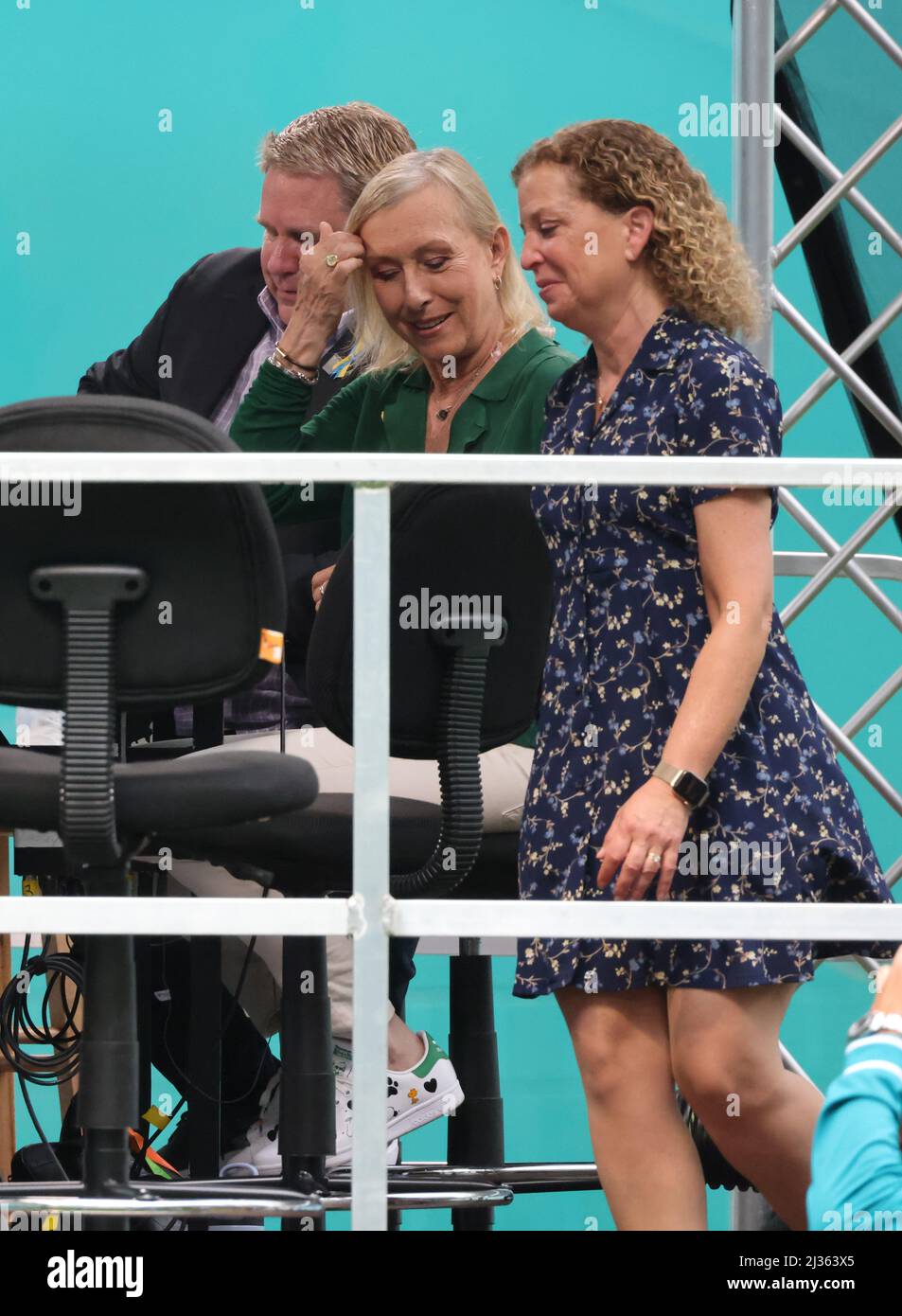 MIAMI GARDENS, FLORIDA - APRILE 03: La leggenda del tennis Martina Navratilova e Debbie Wasserman Schultz, membro del Partito democratico, E l'ex presidente del Democratic National Committee trascorre quello che sembra essere un pomeriggio rilassante guardando la MenÕs finale del Miami Open all'Hard Rock Stadium il 03 aprile 2022 a Miami Gardens, Florida. People: Martina Navratilova, Debbie Wasserman Schultz Credit: Storms Media Group/Alamy Live News Foto Stock