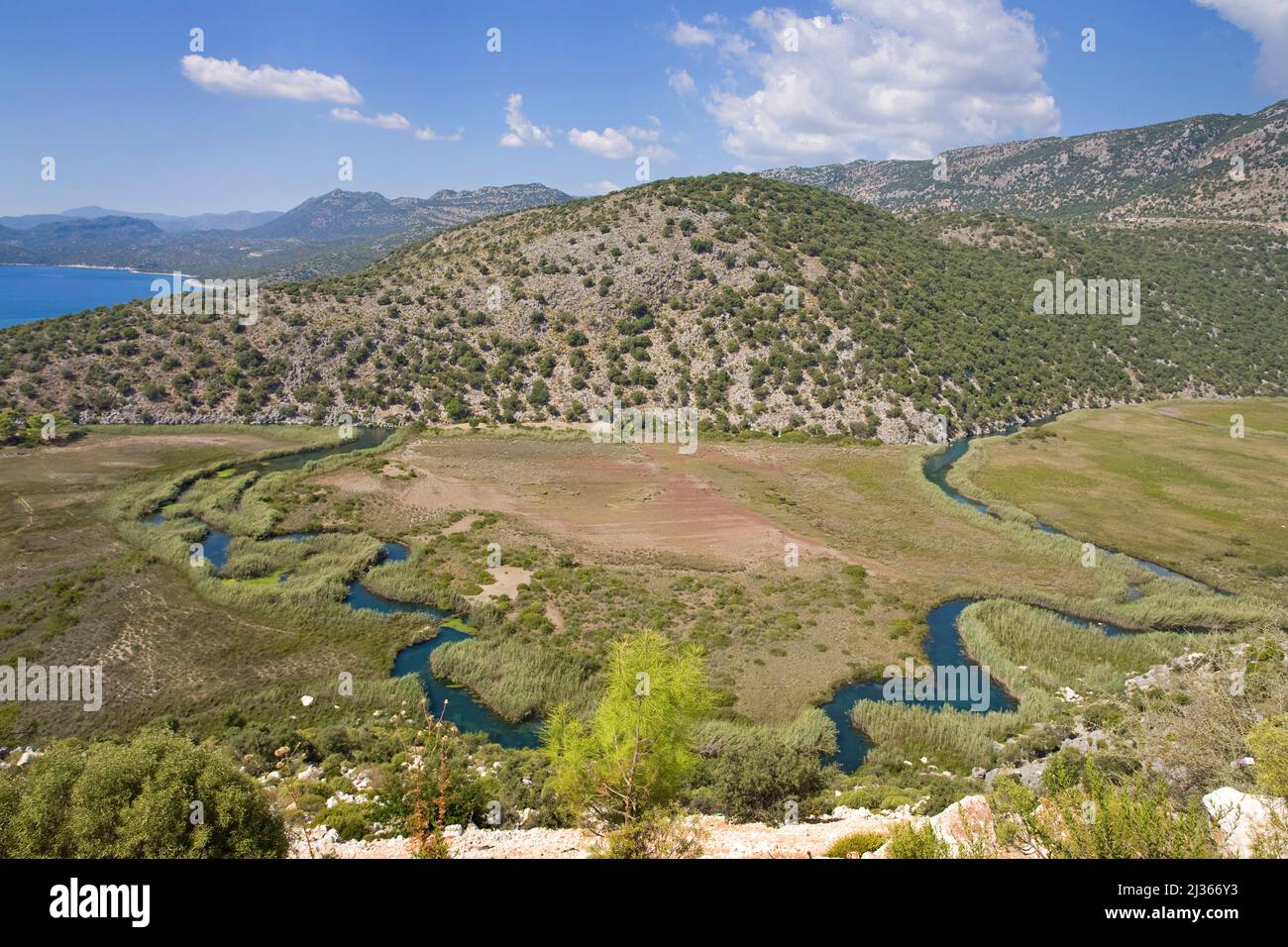 Idilliaco corso fluviale a Kemer, Lykia, Turchia, mare mediterraneo Foto Stock