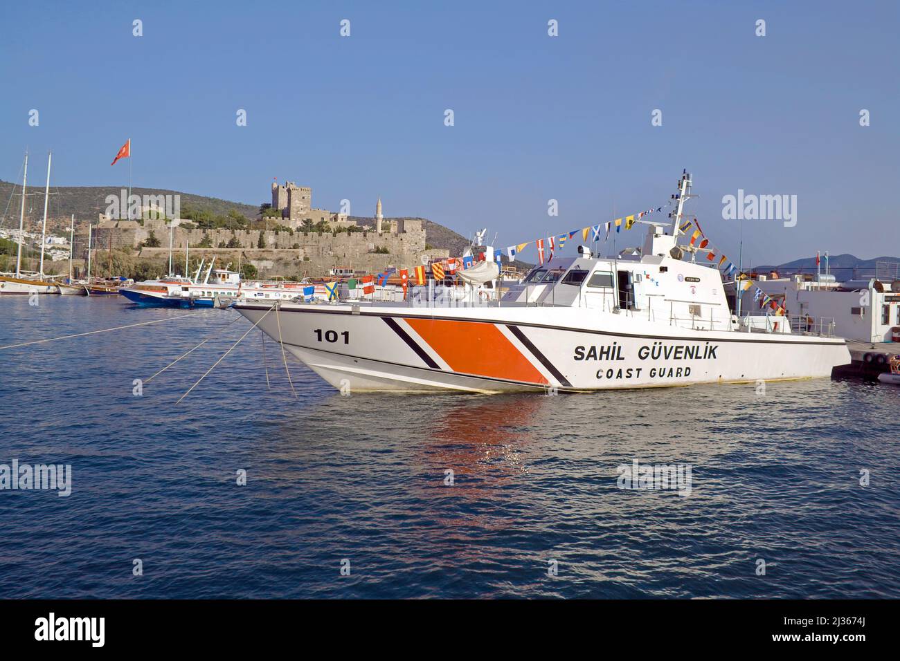 La nave della Guardia Costiera al porto, il castello di Bodrum o il castello di San Pietro, sito patrimonio dell'umanità dell'UNESCO e punto di riferimento di Bodrum, Turchia, Mar Mediterraneo Foto Stock