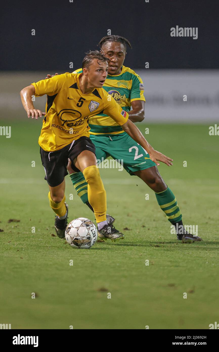 San Pietroburgo, FL USA: I villaggi SC midfielder Austin Lukasik (5) dribbles mentre Tampa Bay Rowdies midfield Dayonn Harris (21) cerca di rubare il Foto Stock