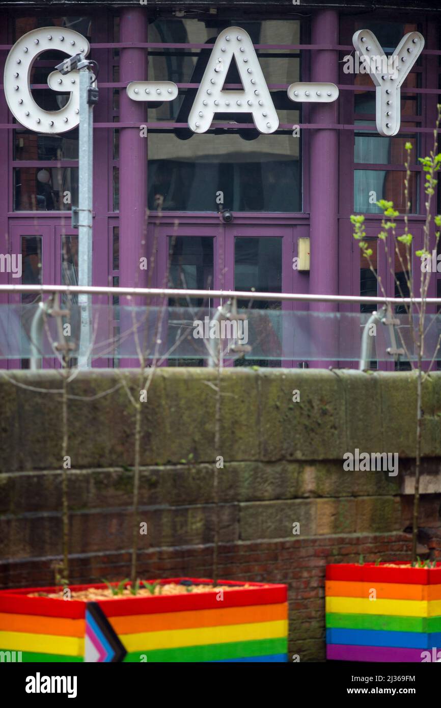 Canal Street è una strada situata nel centro di Manchester, nel nord-ovest dell'Inghilterra e nel centro del villaggio gay di Manchester. La strada pedonale, che corre lungo il lato ovest del canale di Rochdale, è fiancheggiata da bar e ristoranti gay. Di notte, e di giorno nei mesi più caldi, la strada è piena di visitatori, spesso compresi turisti LGBT provenienti da tutto il mondo. L'estremità nord della strada incontra Mershull Street e il sud incontra Princess Street; parte della strada guarda attraverso il canale Rochdale verso i Sackville Gardens. Foto Stock