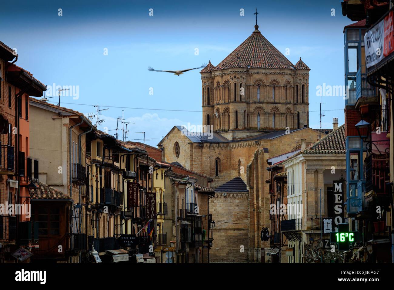 La cupola romanica della Collegiata di Santa Maria la Mayor domina la vista sulla strada principale di Toro. Zamora. Spagna. Foto Stock