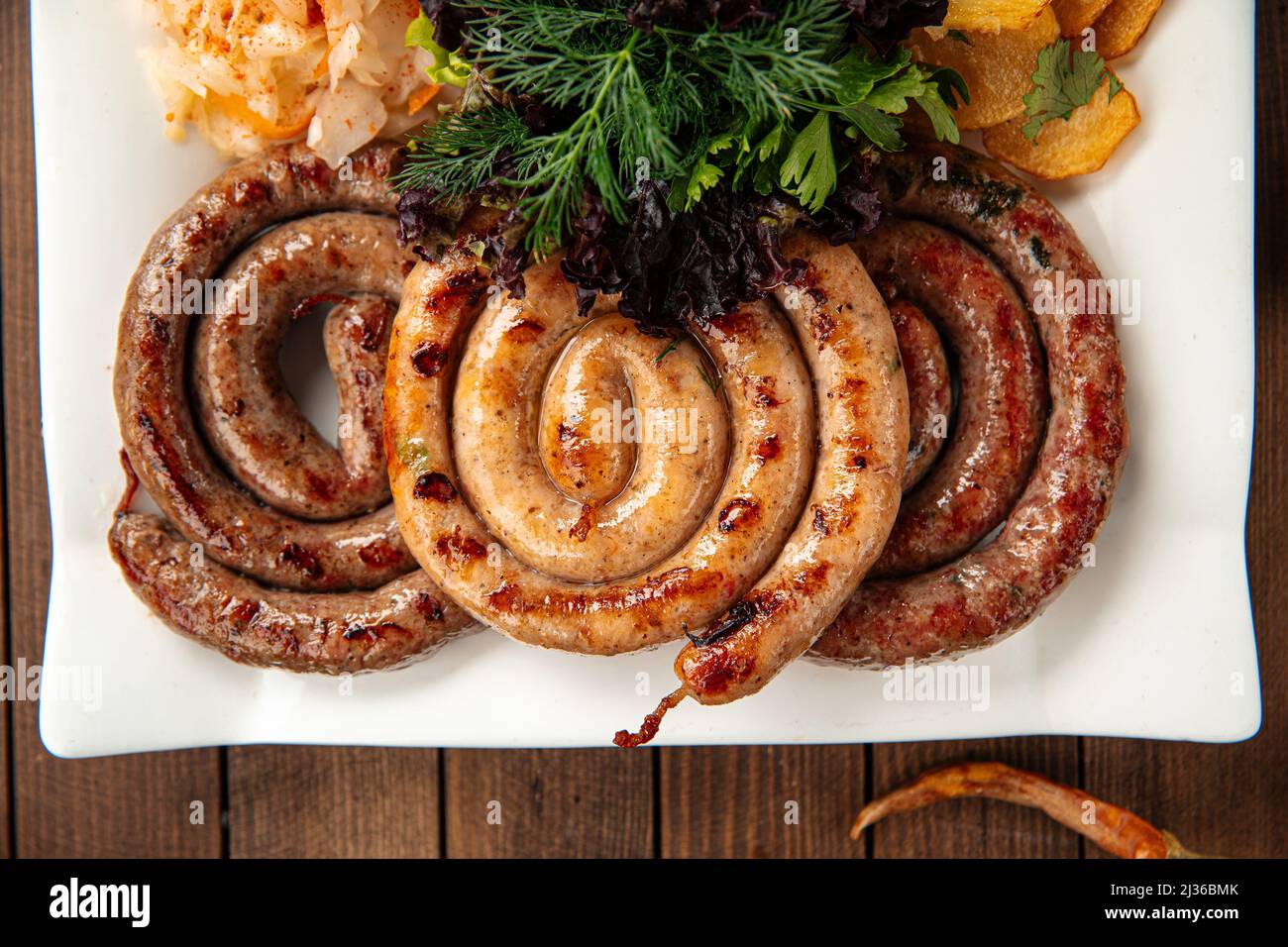 Salsicce grigliate assortite con crauti Foto Stock