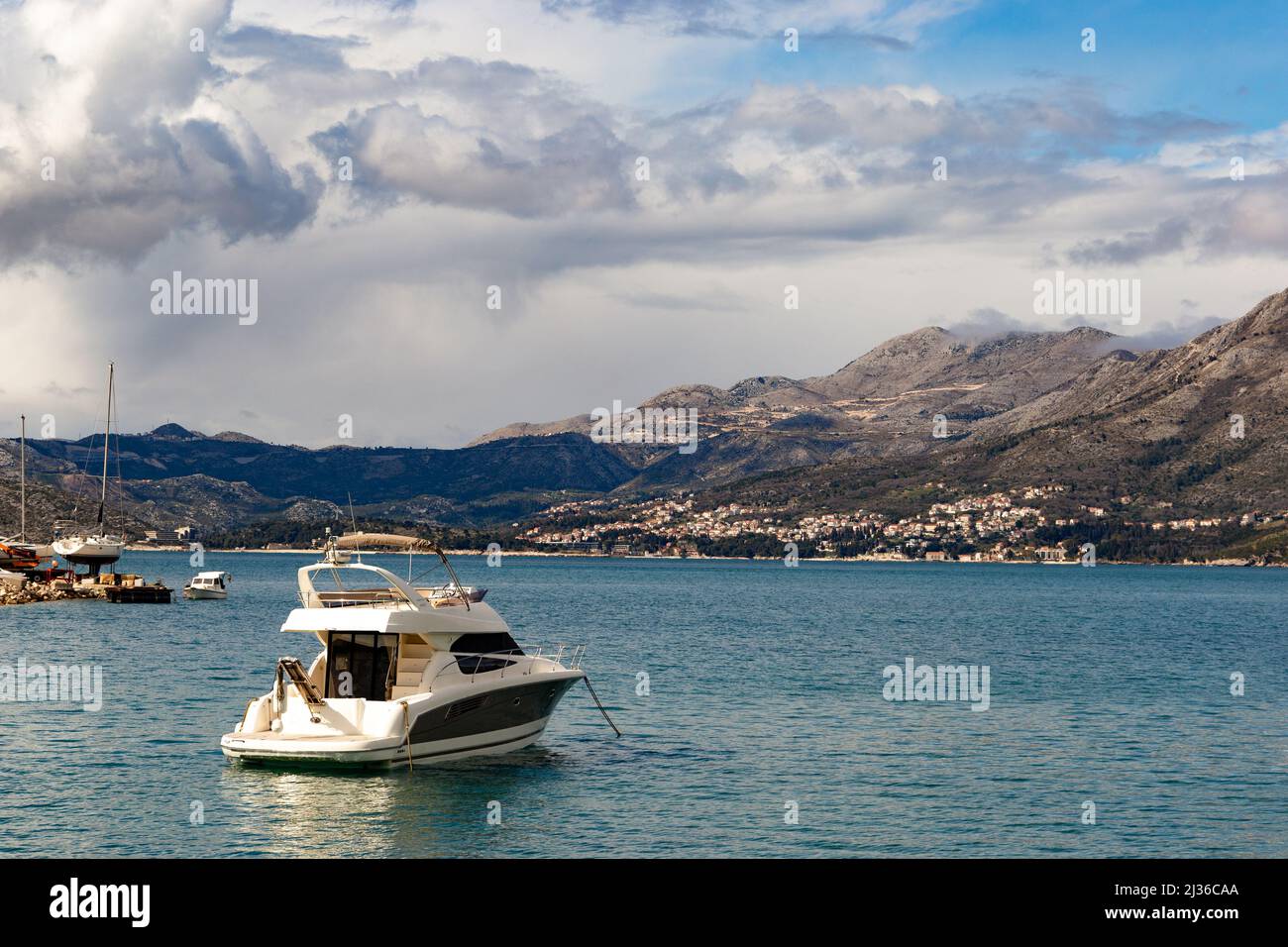 Barche in mare Adriatico vicino Dubrovnik. Croazia. Foto Stock